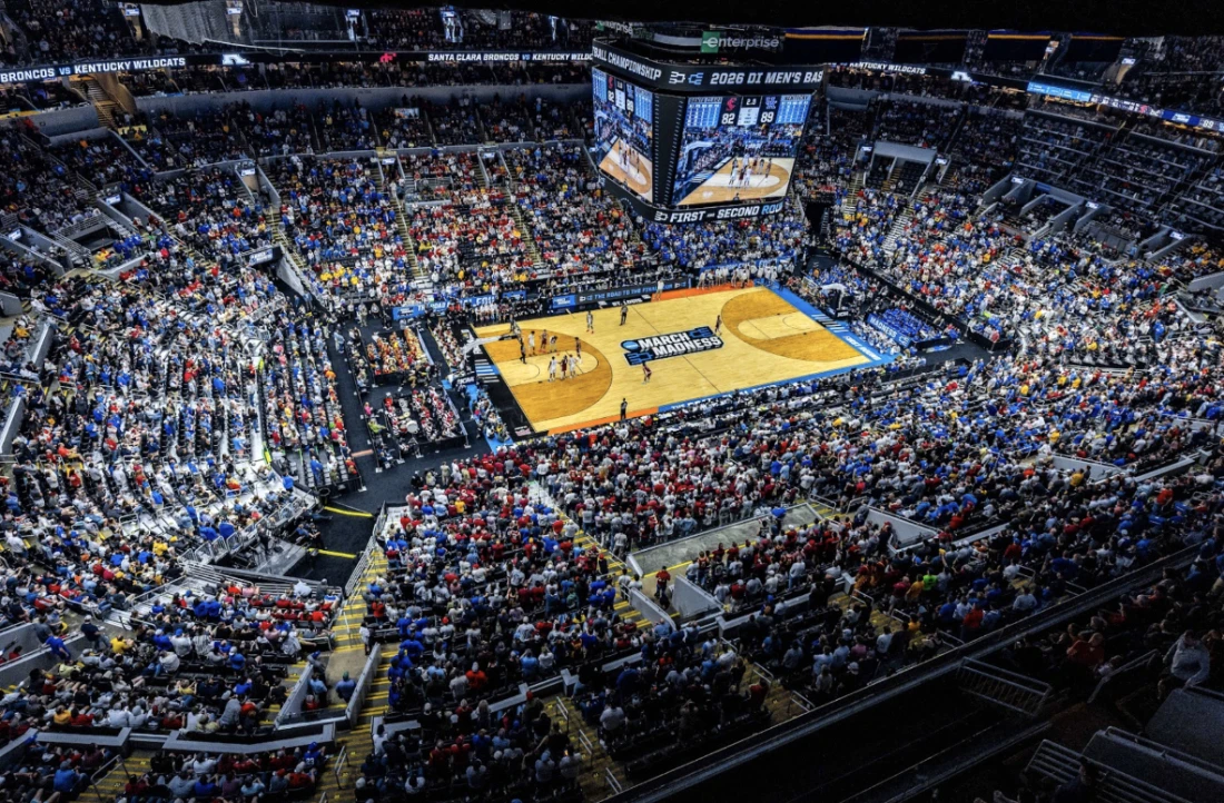 Nhà thi đấu gần như chật kín khán giả của vòng 1 NCAA Tournament 2026, giải đấu bóng rổ sinh viên toàn nước Mỹ còn được biết đến với cái tên March Madness (tháng Ba điên rồ), lấy theo thời điểm diễn ra vào tháng Ba hàng năm