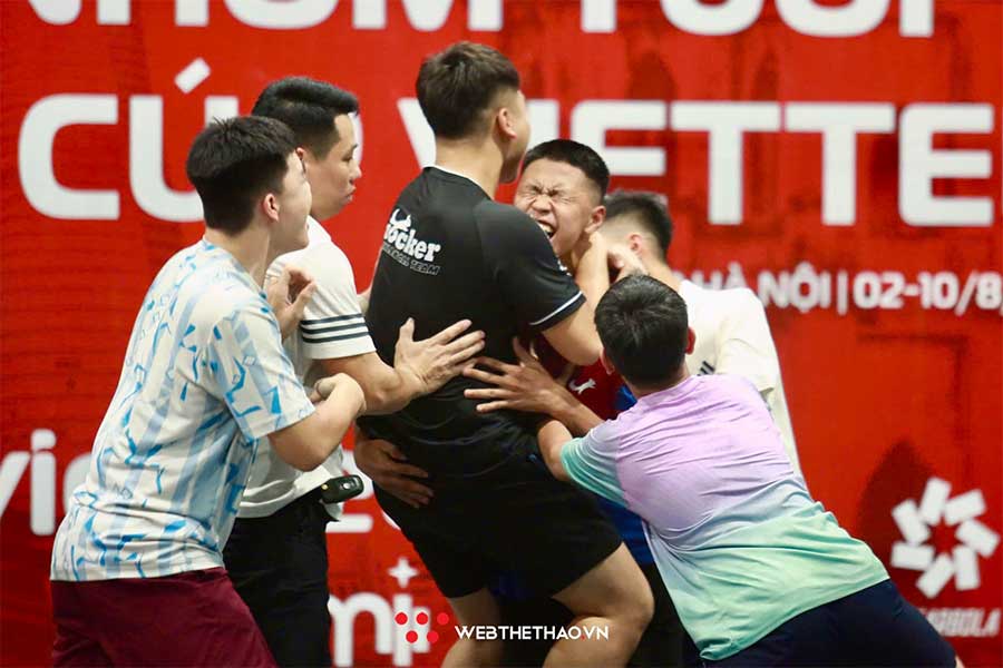 Cảm xúc vỡ oà của Nguyễn Mạnh Cường và các đồng đội