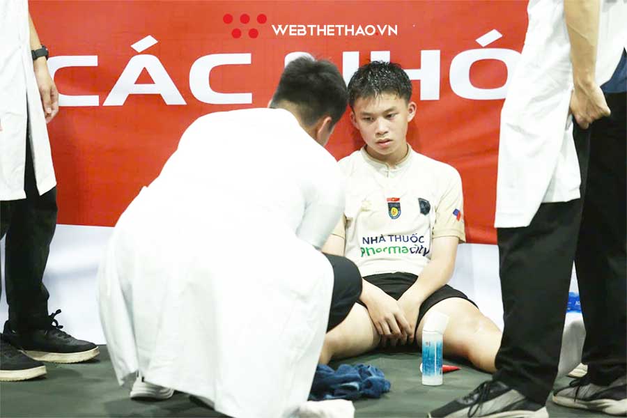 Tay vợt Công an Nhân dân phải nhờ đội ngũ y tế chăm sóc