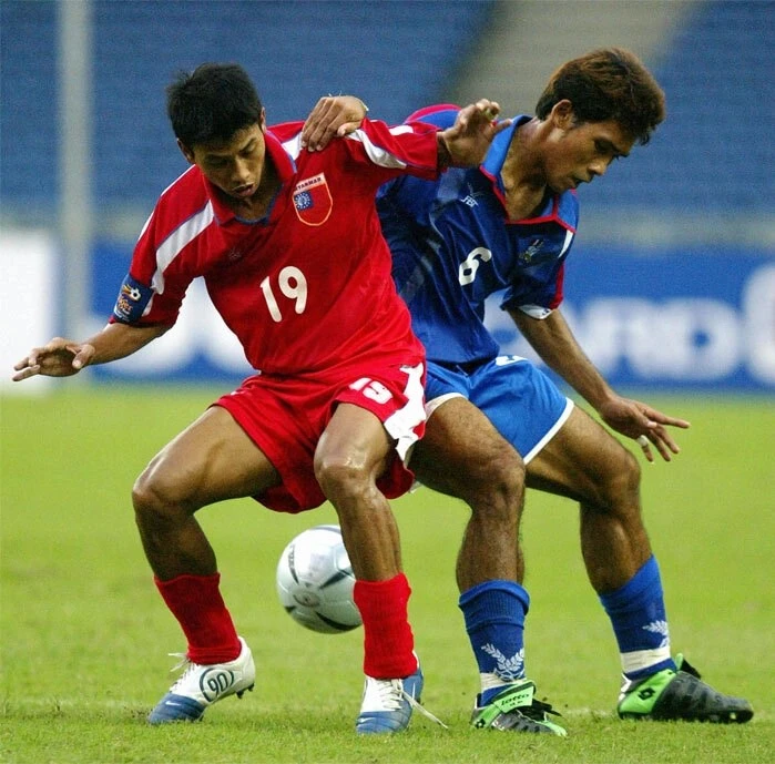 Thái Lan (xanh) từng bị loại sốc ở AFF Cup 2004. Ảnh: AFP