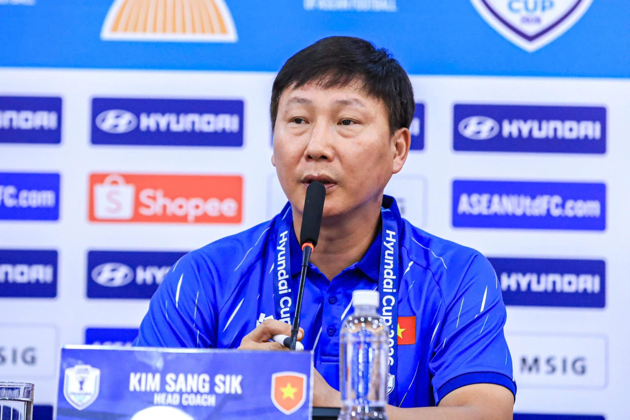 HLV Kim Sang Sik quyết giành trọn 3 điểm trước Indonesia. Ảnh: VFF