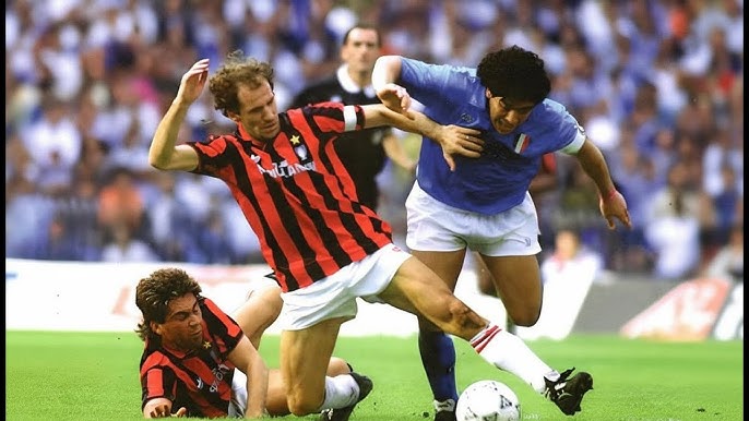 Đội trưởng vĩ đại của Milan, Franco Baresi tranh chấp với Diego Maradona trong những năm tháng vàng son của Serie A