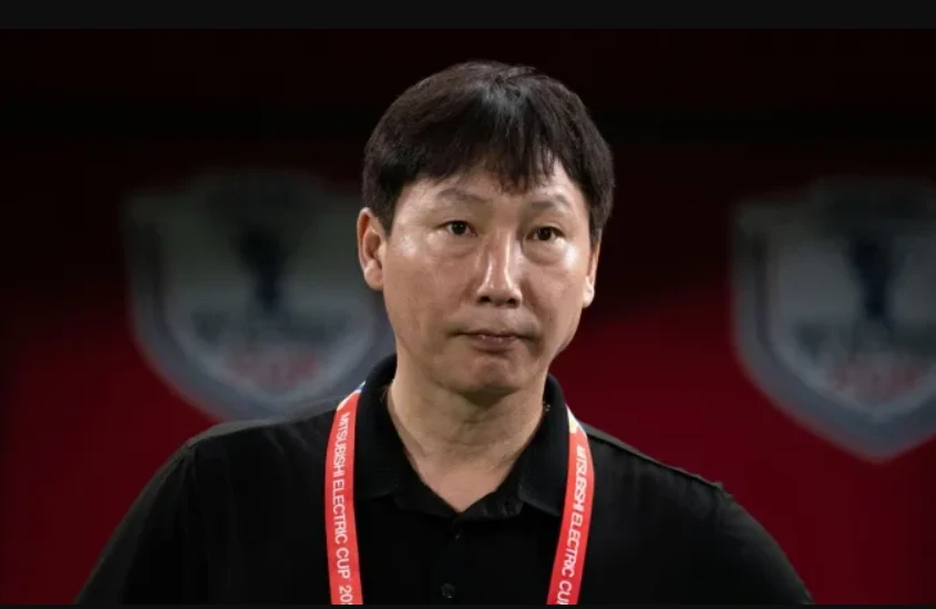 HLV KIm Sang-sik cùng tuyển Việt Nam tạo nên một màn trình diễn xuất sắc trước Indonesia (Ảnh: fourfourtwo.co.kr)