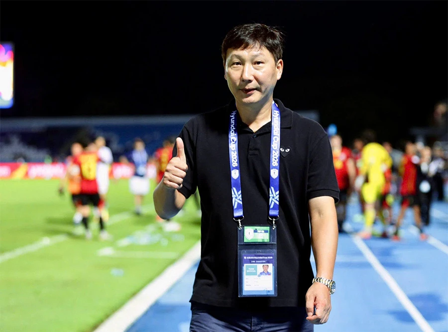 "Tôi ném cái áo trắng đi rồi", HLV Kim Sang-sik chia sẻ sau đại thắng Indonesia