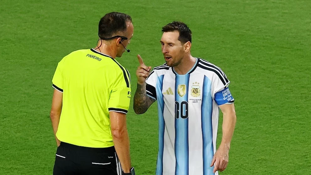 Trọng tài từng tranh cãi với Messi tại World Cup tiết lộ chi tiết về vụ va chạm