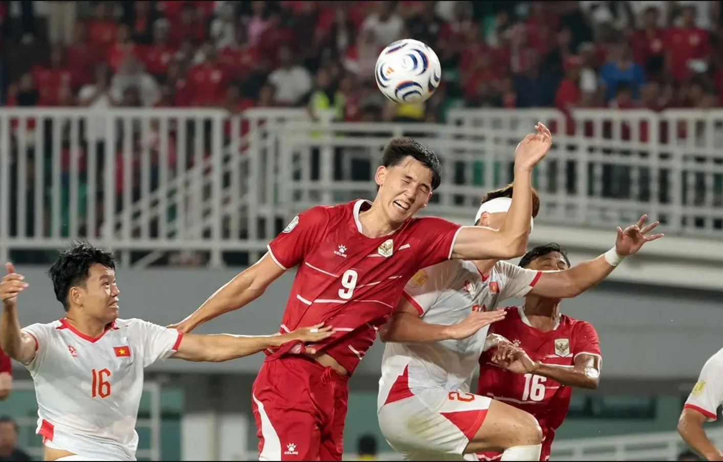 Tuyển Việt Nam phòng ngự chắc chắn trước chủ nhà Indonesia (Ảnh: Bola)