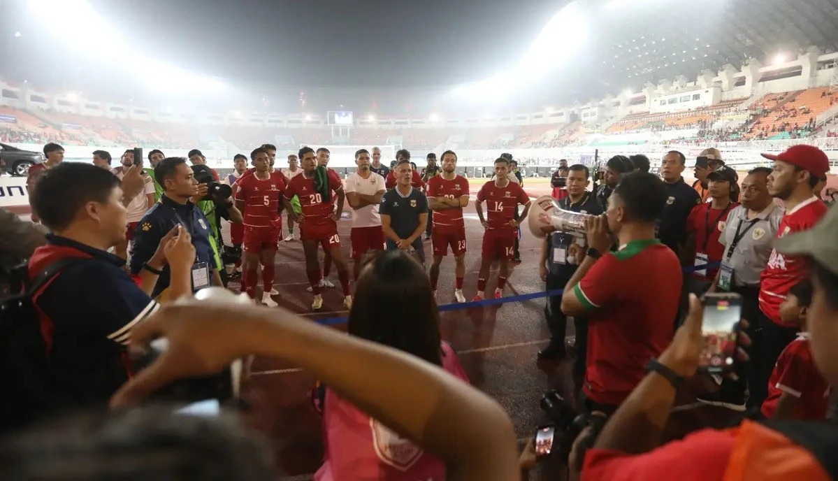 HLV Herdman cùng đội tuyển Indonesia xin lỗi sau thất bại đậm trước Việt Nam. Ảnh: Bola