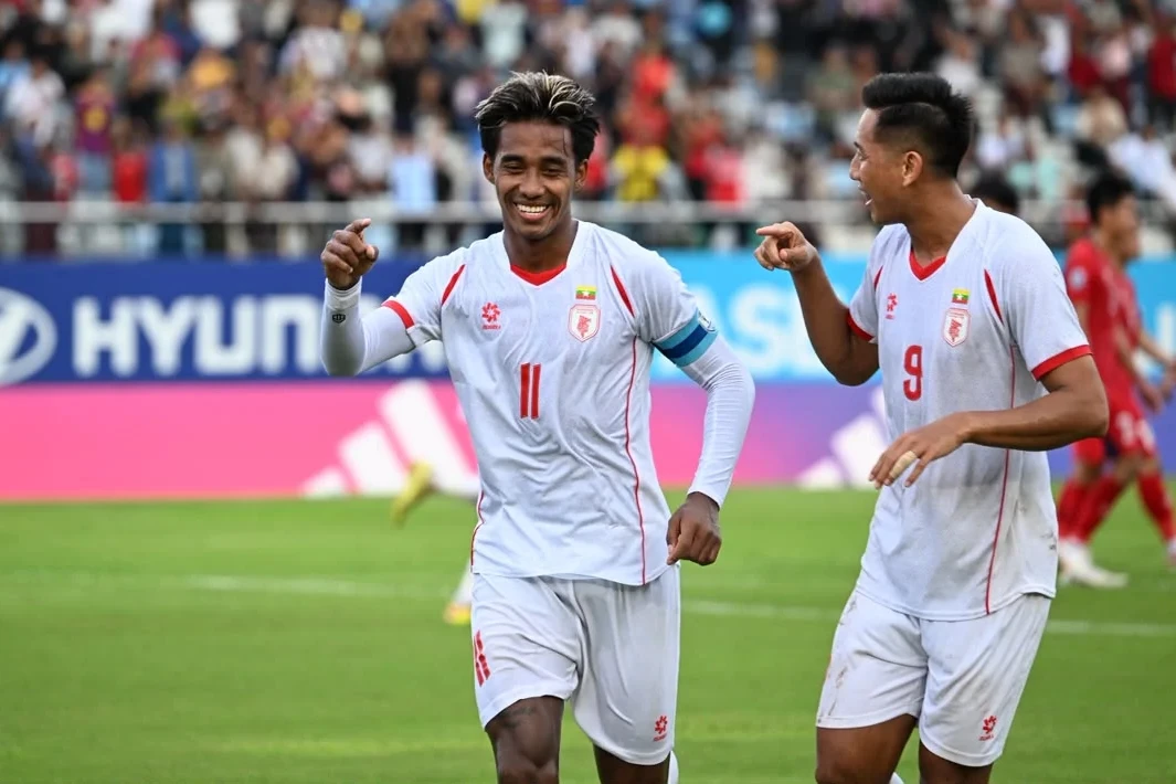 Maung Maung Lwin (số 11) bỏ túi hat-trick kiến tạo ngay trong hiệp 1 trước khi có bàn thắng cho riêng mình từ chấm phạt đền. Ảnh: ASEAN United