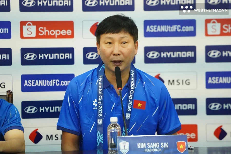 HLV Kim Sang Sik chưa vội nghĩ về đối thủ ở bán kết. Ảnh: Viên Ánh