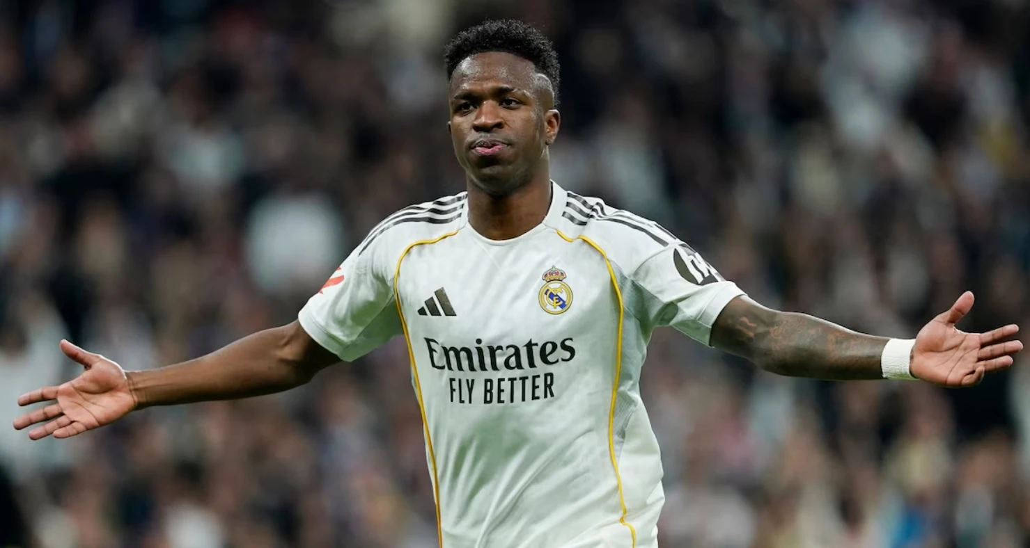 Những tin đồn chuyển nhượng những năm qua chỉ giúp Vinicius nâng tầm khi gia hạn với Real Madrid (Ảnh: Reuters)