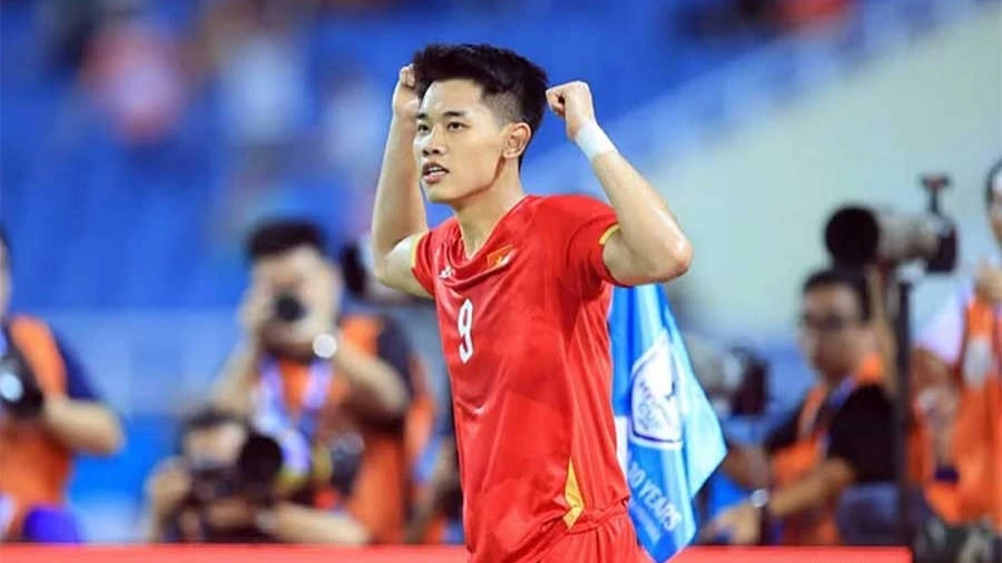 Đình Bắc bùng nổ, tuyển Việt Nam vượt qua Campuchia 3-1 và khép lại vòng bảng với ngôi đầu