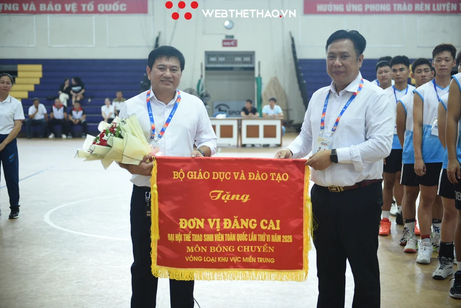 Bộ Giáo dục và Đào tạo thực hiện nghi thức trao Cờ đăng cai tổ chức Môn Bóng chuyền Vòng loại khu vực miền Trung cho Đại học Đà Nẵng.