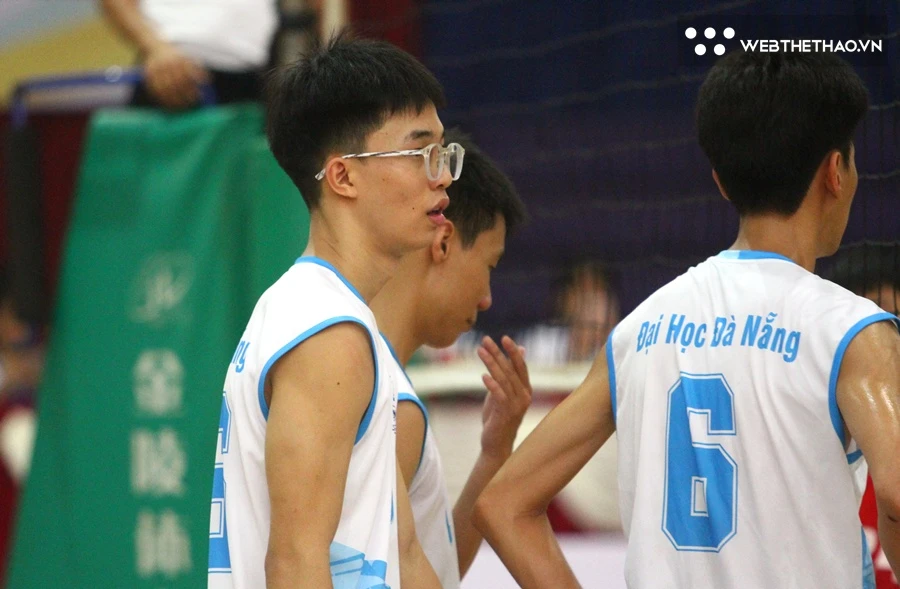 Lưu Quyết Tiến thay gần 30 gọng kính từ khi đến với bóng chuyền. Ảnh: Trần Khánh