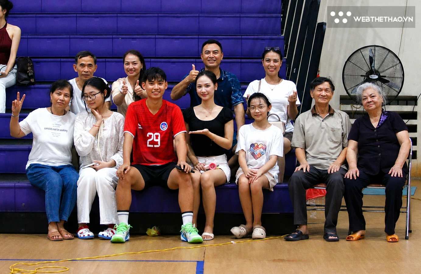 Gia đình ba thế hệ từ Nghệ An vào Đà Nẵng cổ vũ Đậu Bá Mạnh thi đấu ở NUC 2026. Ảnh: Trần Khánh