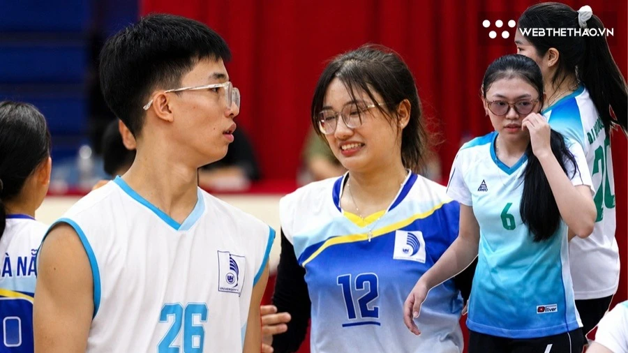 Những cặp kính dày cộm và tình yêu bóng chuyền trên sân NUC 2026