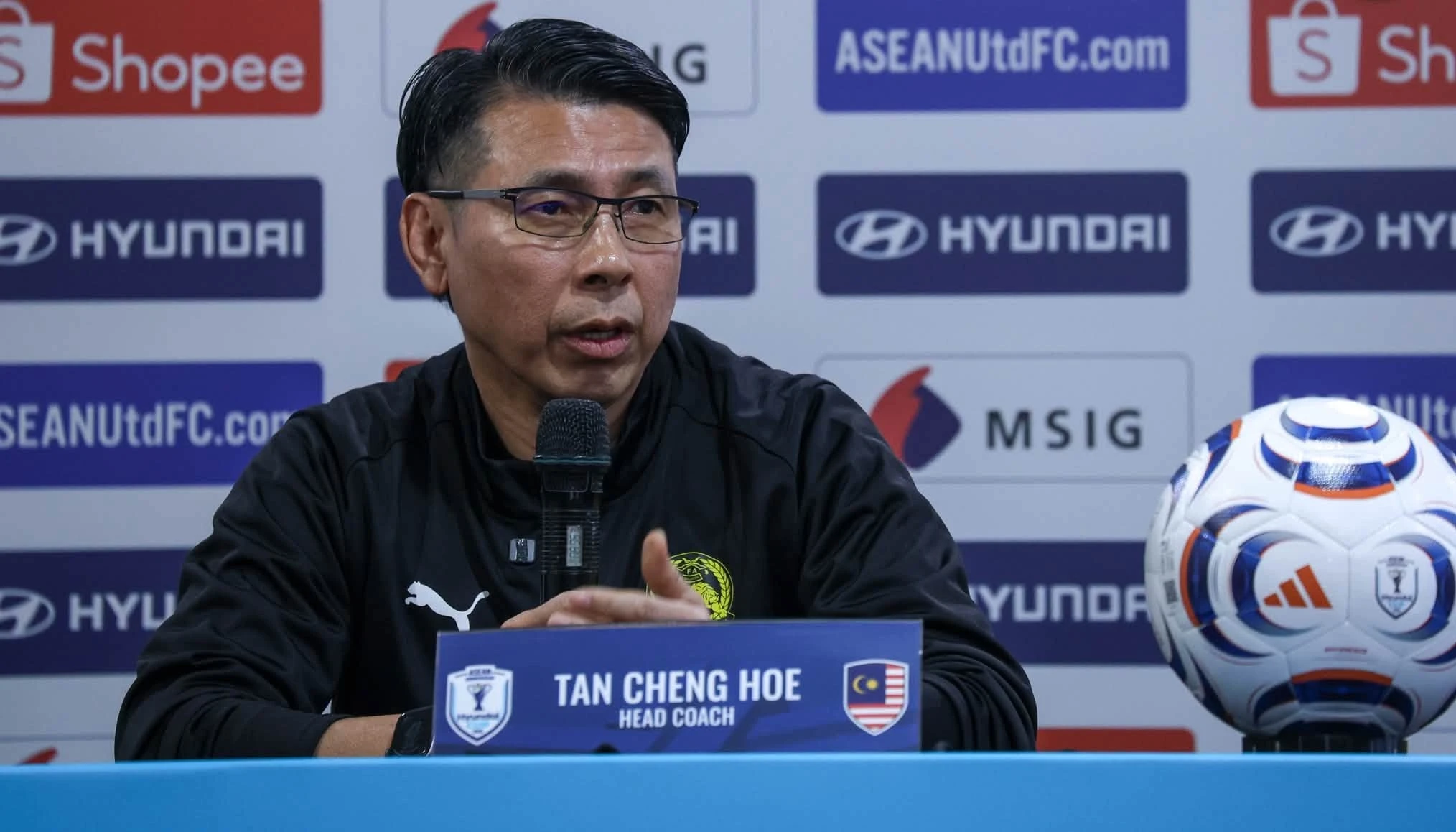 HLV Tan Cheng Hoe muốn cầu thủ Malaysia không gặp áp lực khi đối đầu Việt Nam. Ảnh: FAM