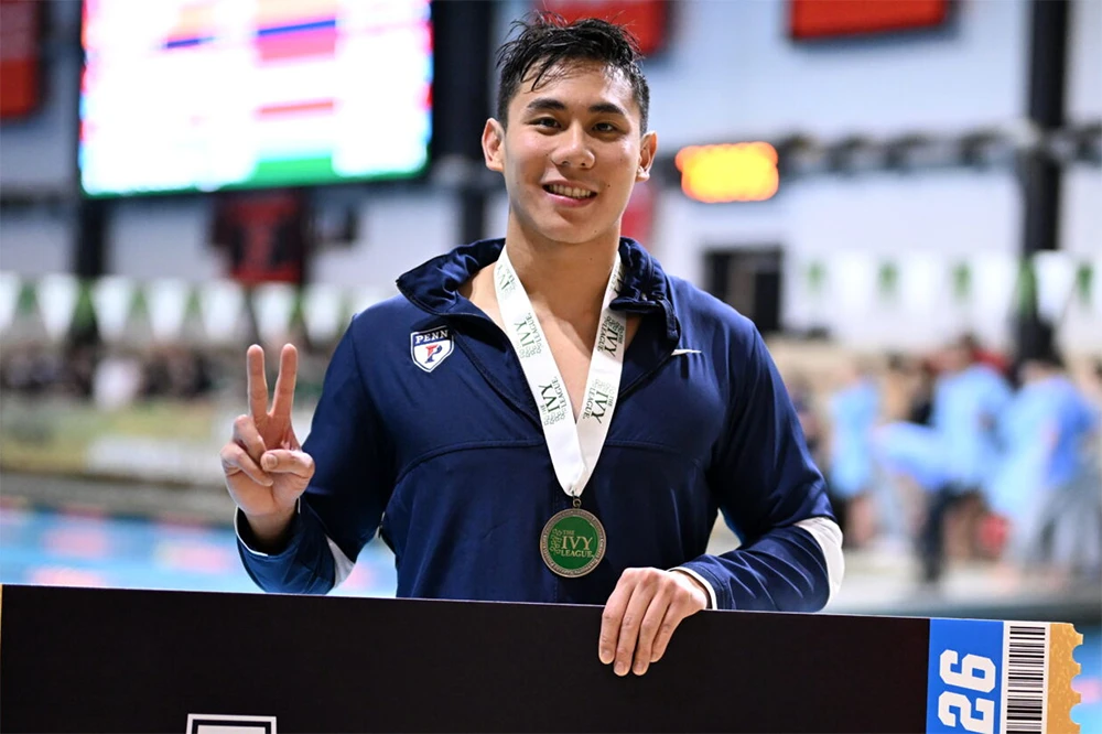 Watson Nguyễn cùng tấm huy chương vàng Ivy League đạt được hồi đầu năm. Ảnh: Ivy League