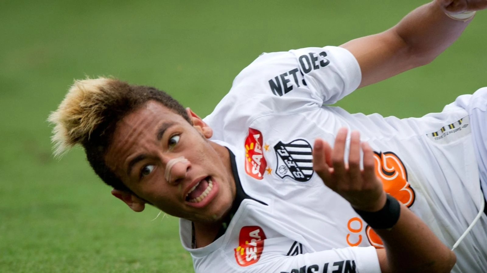 Barcelona giành chiến thắng trước Real Madrid trong cuộc đua giành Neymar từ Santos (Ảnh: Sky Sports)
