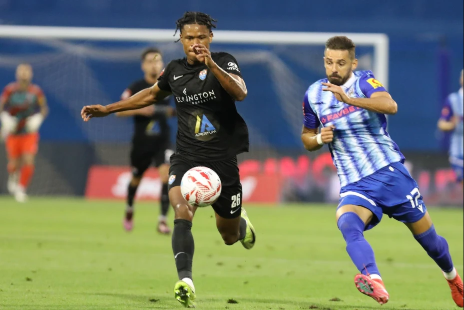 Tabinas (trái) đang cùng Dinamo Zagreb thi đấu vòng loại Champions League (Ảnh: Getty)
