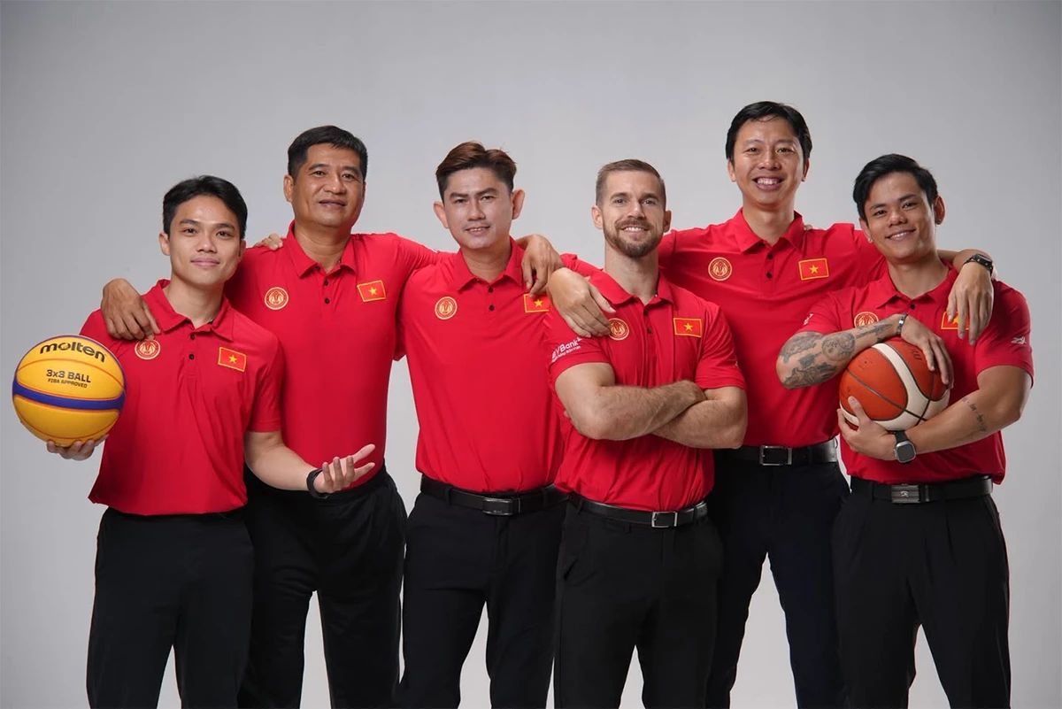 HLV Trần Vĩ Nghiệp (rìa trái) trong ban huấn luyện đội tuyển bóng rổ Việt Nam tham dự SEA Games 2025 diễn ra tại Thái Lan. Ảnh: Thế Anh