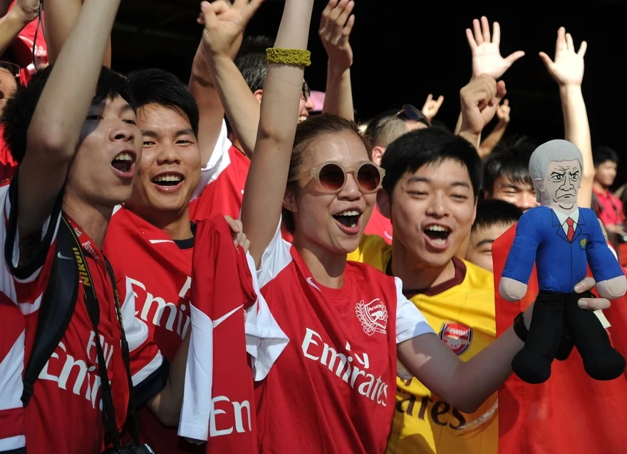 Người hâm mộ châu Á đón chào Arsenal trong chuyến du đấu (Ảnh: Getty Images)