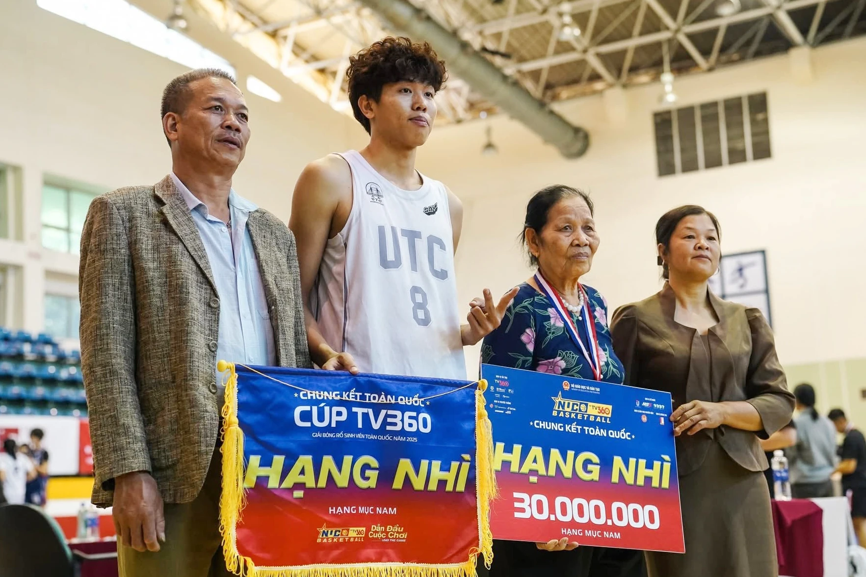 Hồng Sơn chụp ảnh lưu niệm cùng gia đình sau khi giành hạng nhì chung kết toàn quốc NUC 2025, để thua Đại học Đà Nẵng ở trận chung kết. Ảnh: Tùng Đặng