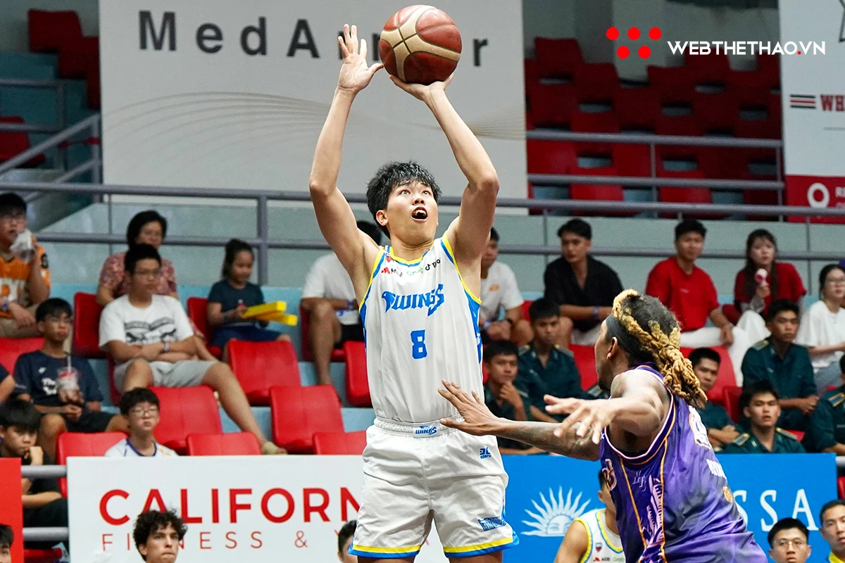 Nguyễn Hồng Sơn trong màu áo CLB Ho Chi Minh City Wings thi đấu với Nha Trang Dolphins tại mùa giải VBA 2026. Ảnh: Việt Long