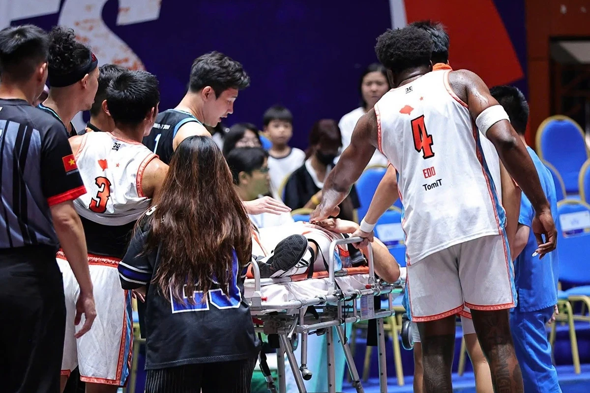 Phan Trọng Tài được sơ cứu kịp thời bởi đội ngũ bác sĩ túc trực tại sân, sau đó được đưa đi cấp cứu. Ảnh: VBA