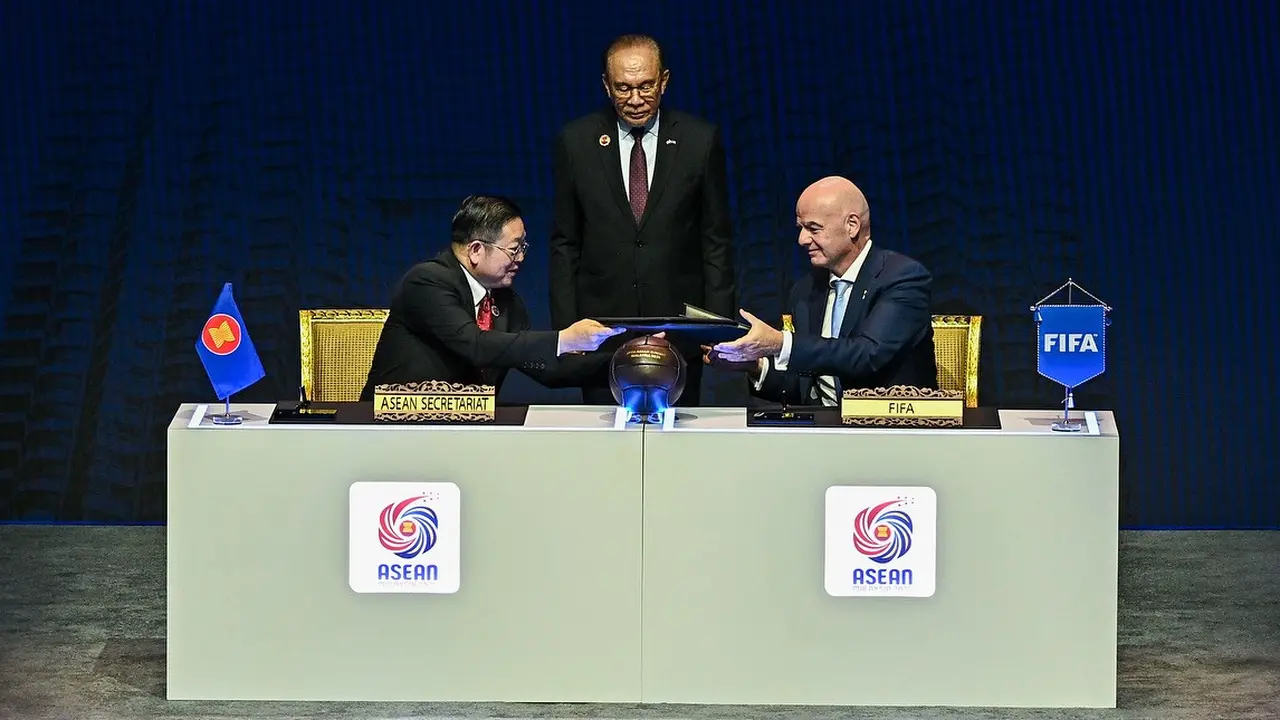 Chủ tịch FIFA Infatino ký kết với LĐBĐ Đông Nam Á về việc tổ chức giải đấu mới với tên gọi FIFA ASEAN Cup. Ảnh: Bola