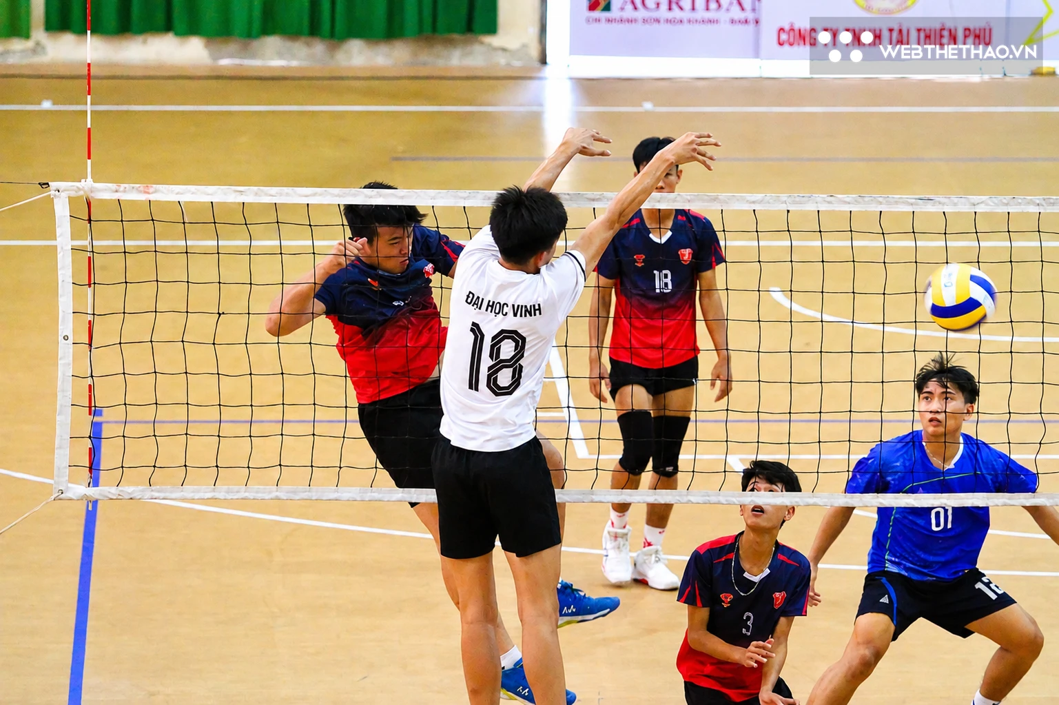 Trường ĐH Vinh luôn bị dẫn trước ở 3 trận đấu tại vòng loại khu vực miền Trung NUC bóng chuyền 2026. Ảnh: Trần Khánh