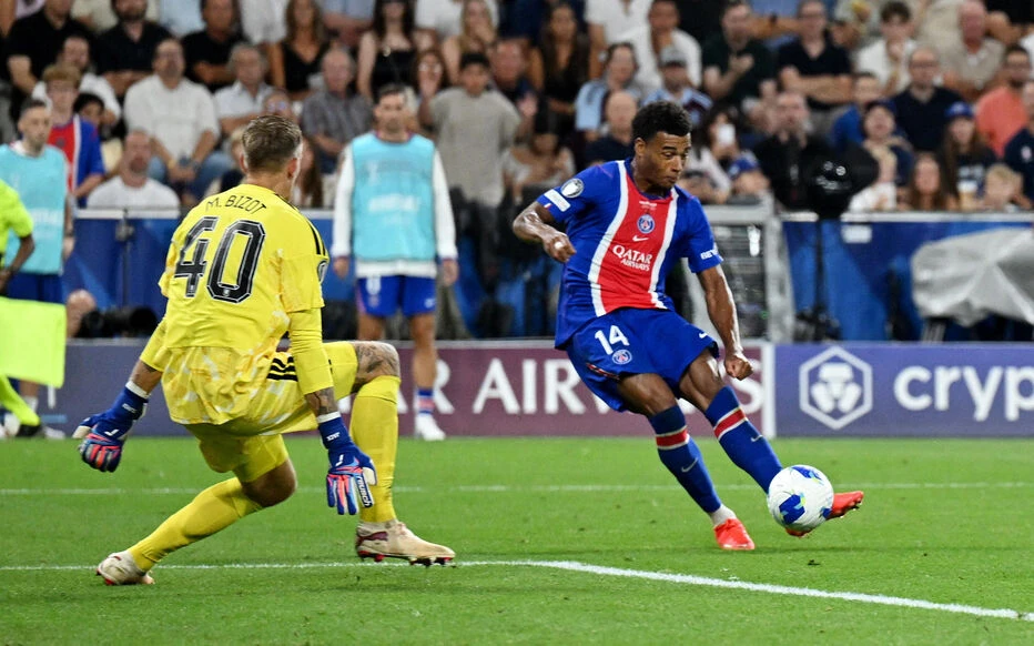 Tình huống Doue dứt điểm ghi bàn quyết định cho PSG (Ảnh: Reuters)