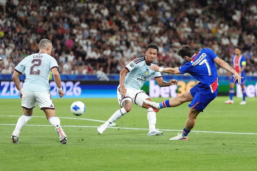 Kvaratskhelia mở tỷ số cho PSG bằng bàn thắng đẳng cấp (Ảnh: Sky Sport)