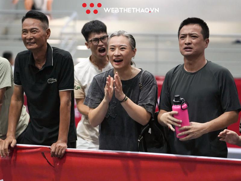 Con cầm vợt trên sân, bố mẹ “thi đấu” ngoài đường biên