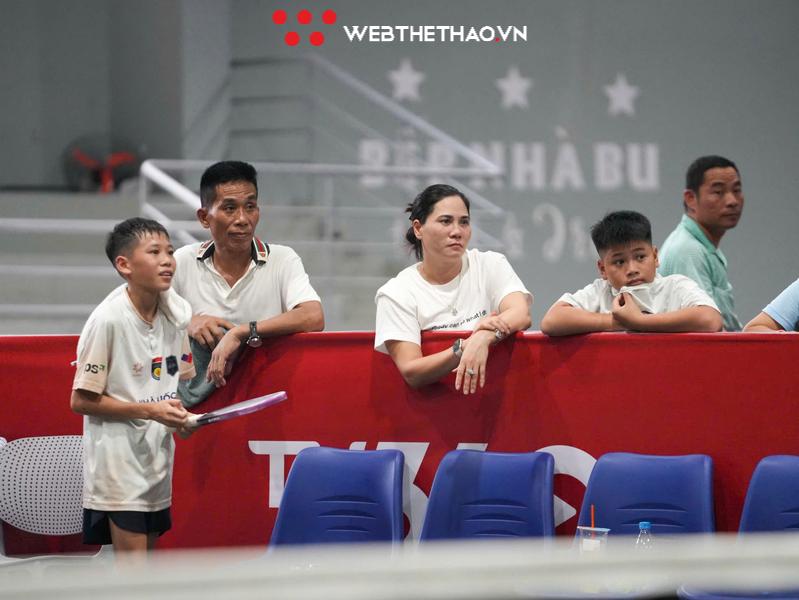 Con thi đấu, bố mẹ cũng hồi hộp