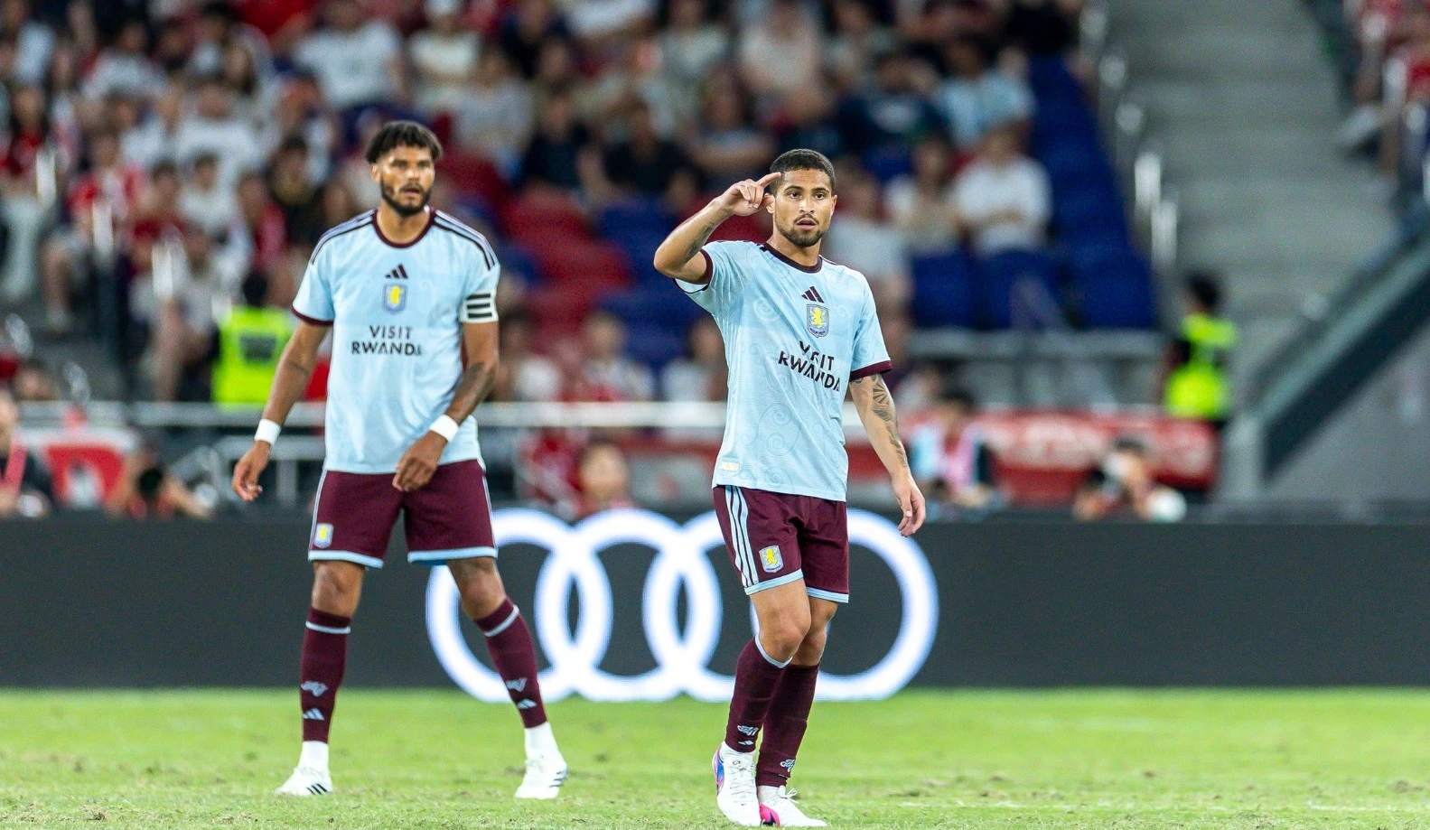 Aston Villa vừa gặp Bayern Munich trong trận giao hữu trước mùa giải (Ảnh: TNT)