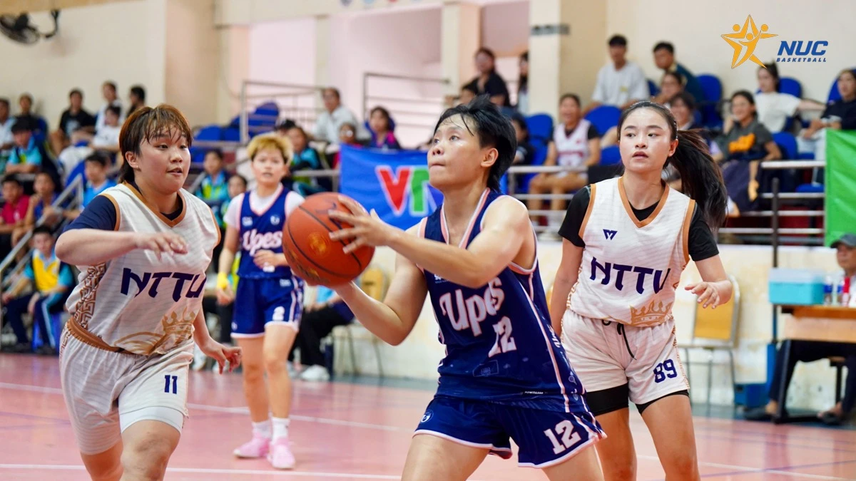 Đáp lại hàng trăm CĐV nhà, Trường ĐH Sư Phạm TDTT TP.HCM chiến thắng cảm xúc