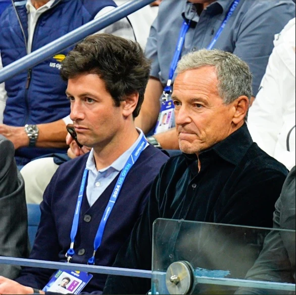Joshua Kushner (bên trái) và Bob Iger tại giải quần vợt US Open 2025 (Ảnh: Getty Images)