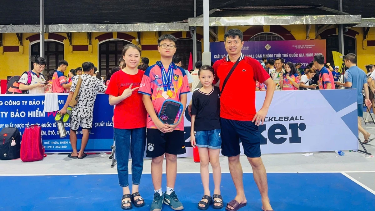 Phía sau nhà vô địch pickleball là người bố HLV bóng chuyền đặc biệt