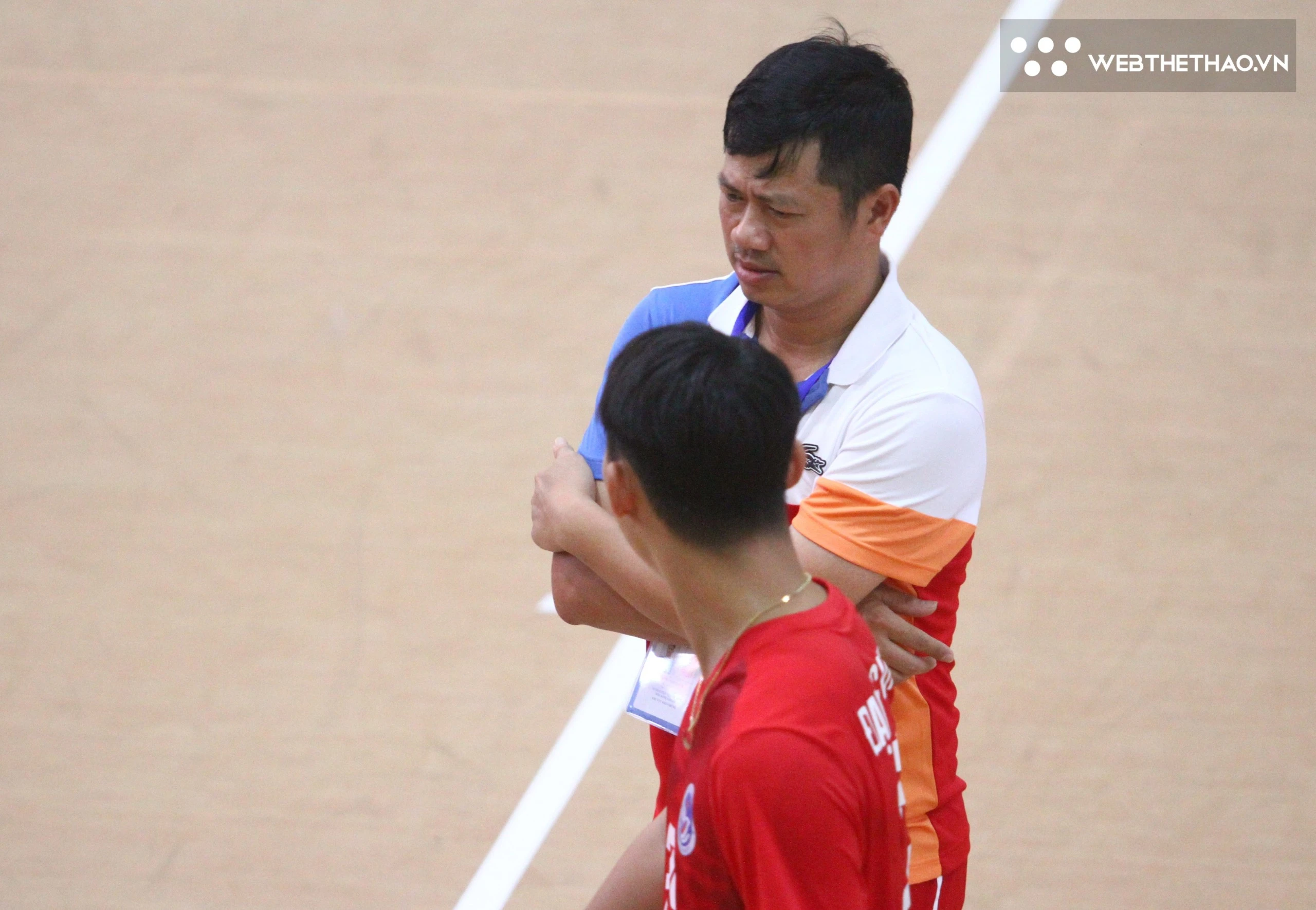 Thầy Thành liên tục di chuyển Vinh - Đà Nẵng - Hà Nội để vừa dẫn dắt Trường ĐH Vinh, vừa đóng vai trò hỗ trợ con trai. Ảnh: Trần Khánh