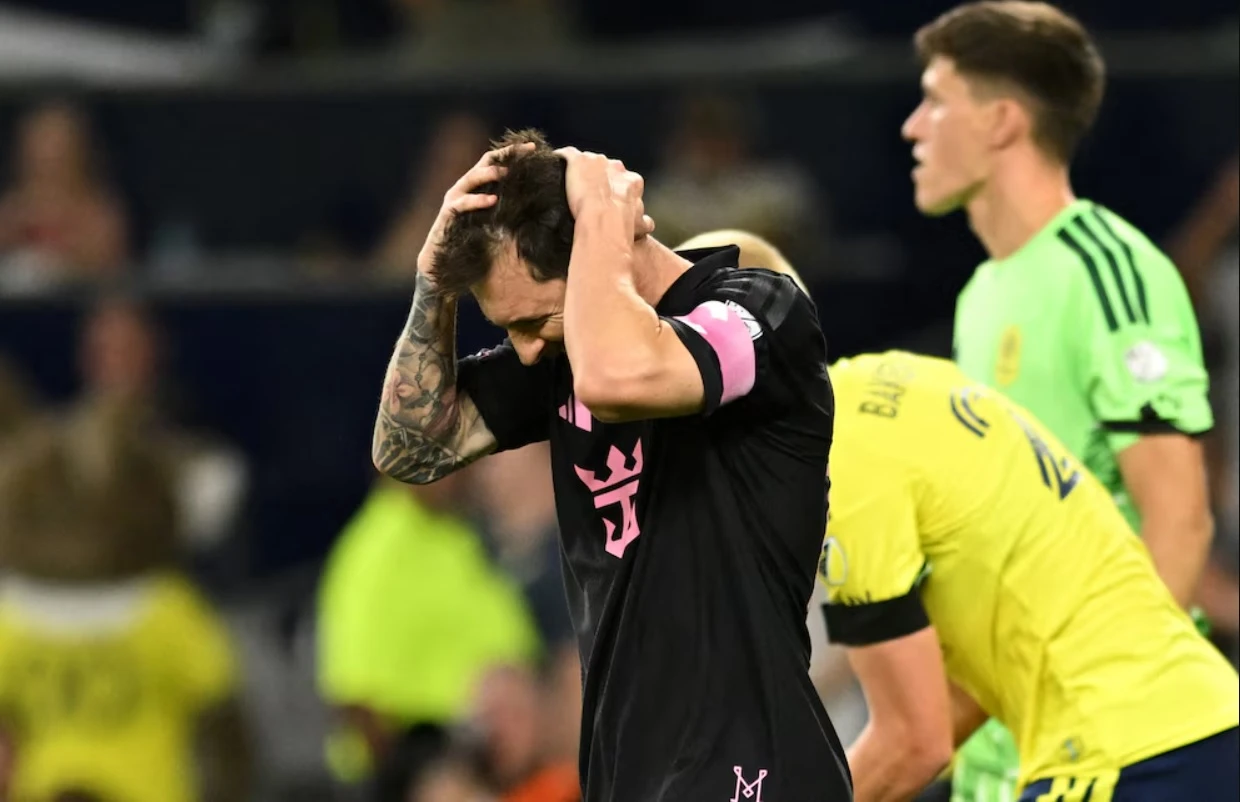 Sút hỏng 3 quả phạt đền liên tiếp là điều bất thường cho Messi  (Ảnh: Infabae)