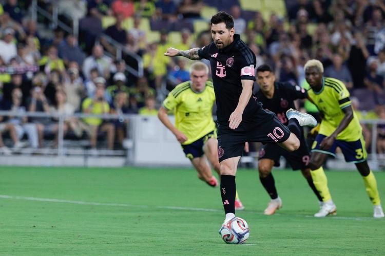 Messi sút hỏng phạt đền trong trận Inter Miami thua Nashville mới đây (Ảnh:  The Hamilton Spectator)