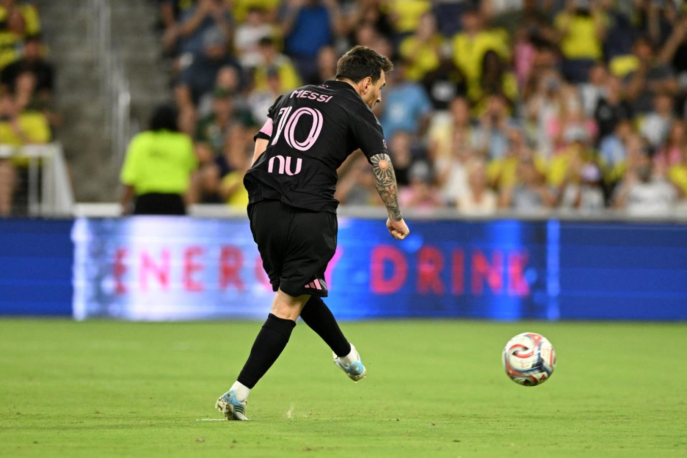 Messi sút hỏng phạt đền cho Inter Miami trước Nashville ở MLS (Ảnh: El Grafico)