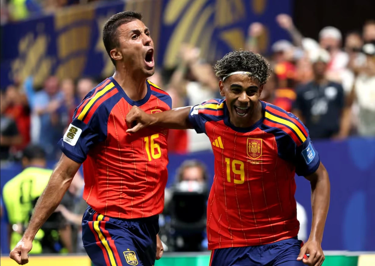 Rodri sẽ trở thành đồng đội của Yamal ở Barcelona sau khi cả hai sát cảnh trong màu áo Tây Ban Nha (Ảnh: Getty Images)
