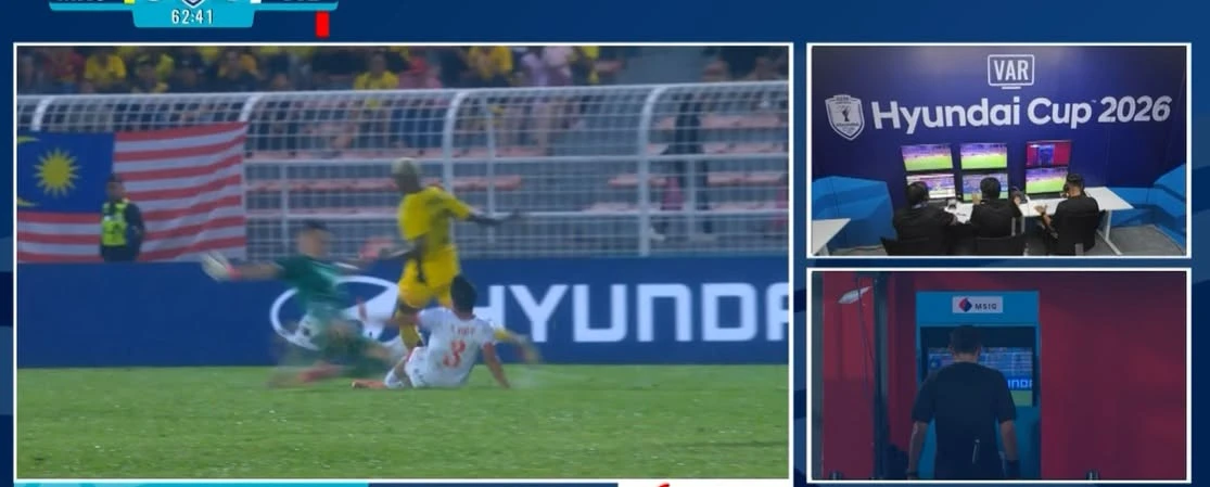 VAR can thiệp để trọng tài xóa thẻ đỏ của thủ môn Le Giang Patrik. Ảnh chụp màn hình