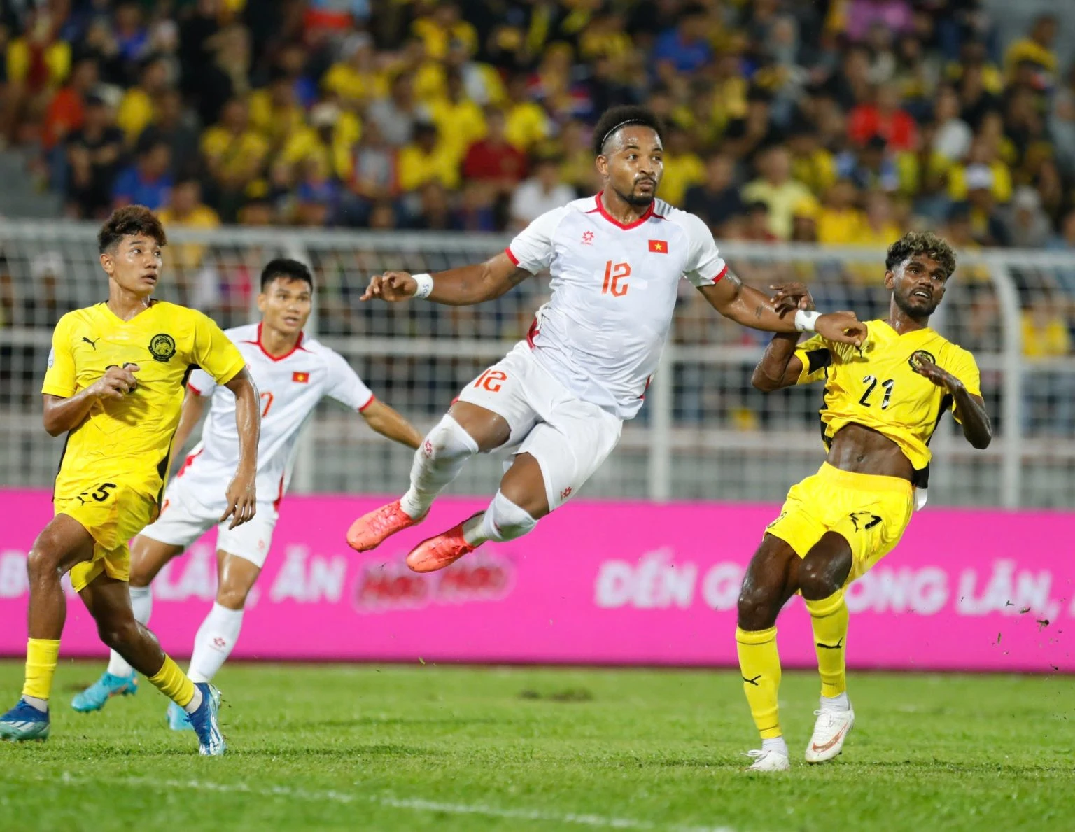 Tuyển Việt Nam chiếm nhiều ưu thế cho tấm vé vào chung kết ASEAN Cup 2026. Ảnh: VFF
