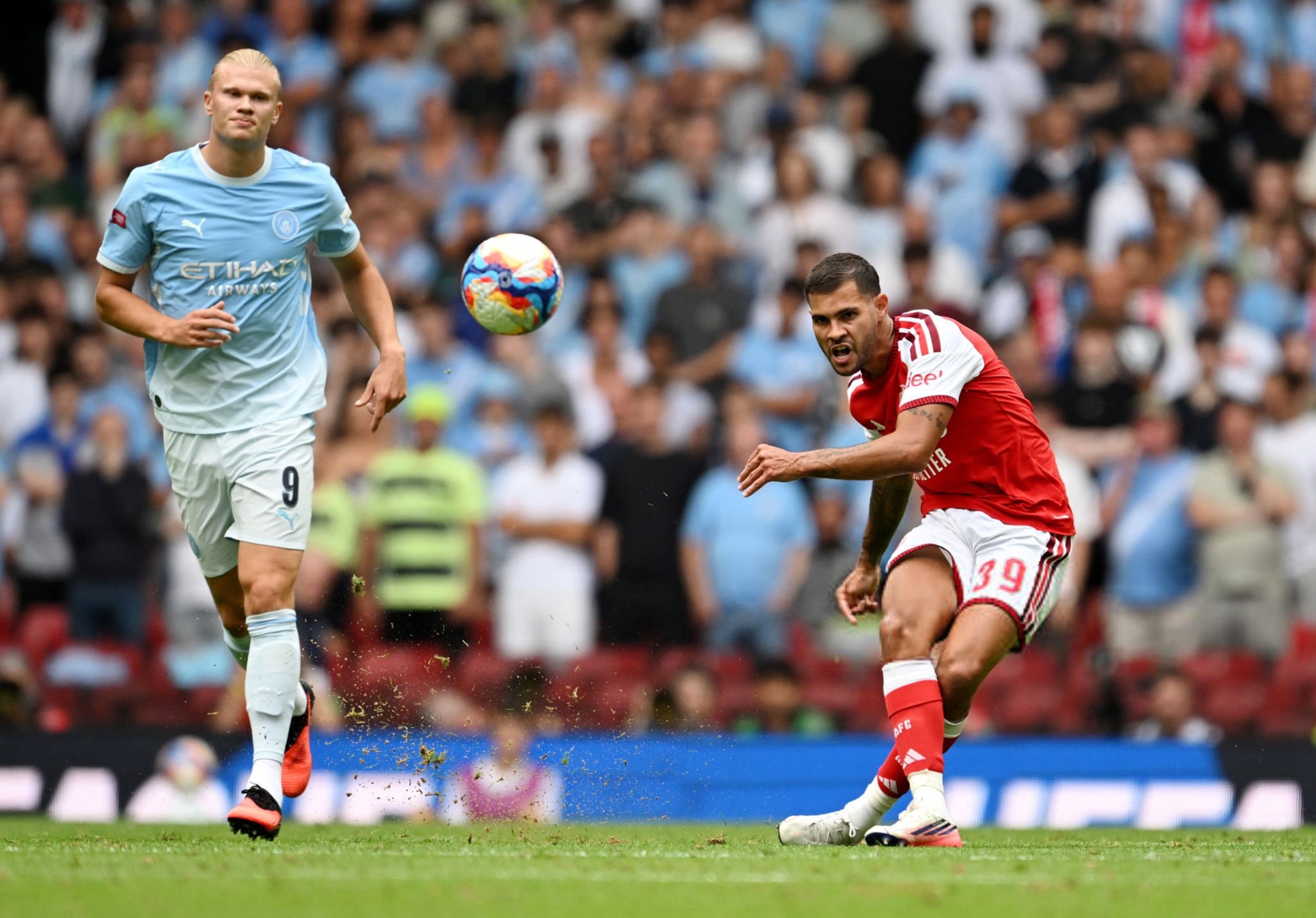 Guimaraes trong trận Arsenal thắng Man City ở Siêu cúp Anh (Ảnh: x.com)