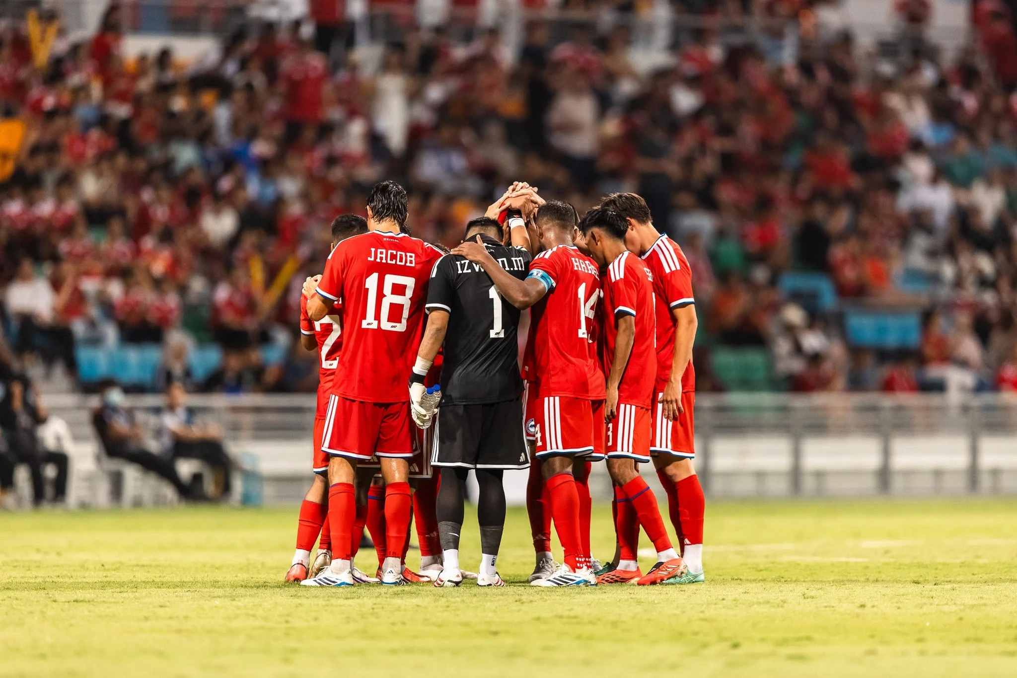 Singapore phiên bản 2026 vẫn có những cầu thủ nhập tịch trong đội hình, như Jacob Mahler (số 18, Đan Mạch), nhưng chất lượng chỉ ở mức trung bình, không vượt trội so với mặt bằng chung cầu thủ của đội