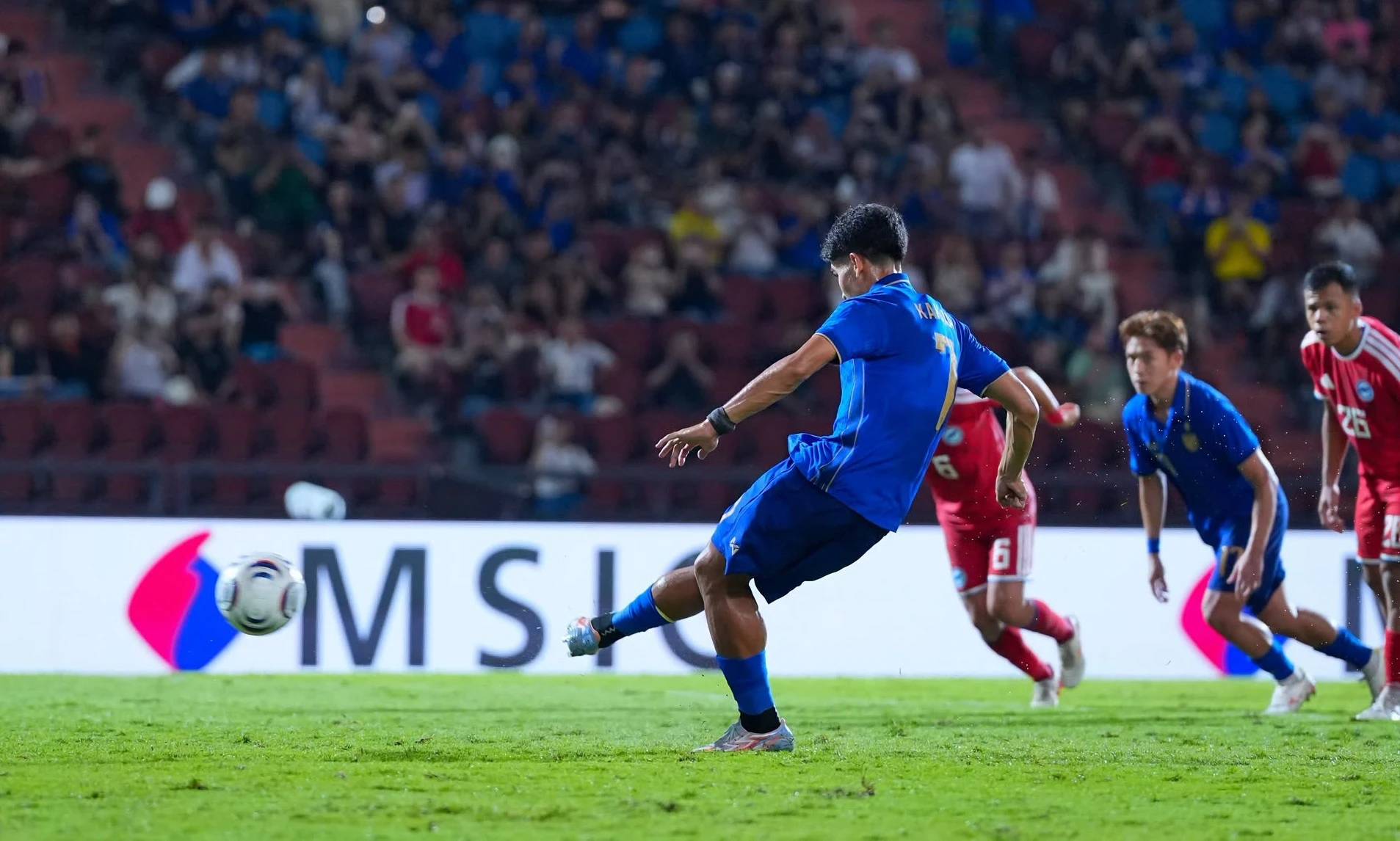 Thái Lan dù thua Singapore 1-2 ở lượt về vẫn giành quyền vào chung kết ASEAN Cup (Ảnh: Changsuek)