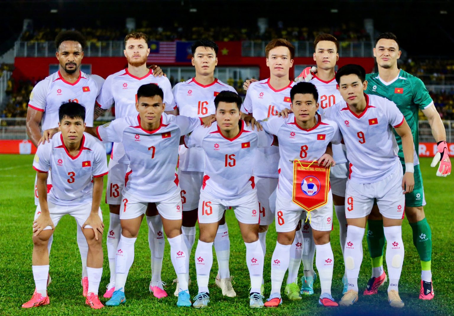 HLV Kim Sang Sik có thể xoay tua một vài vị trí ở trận lượt về với Malaysia. Ảnh: VFF