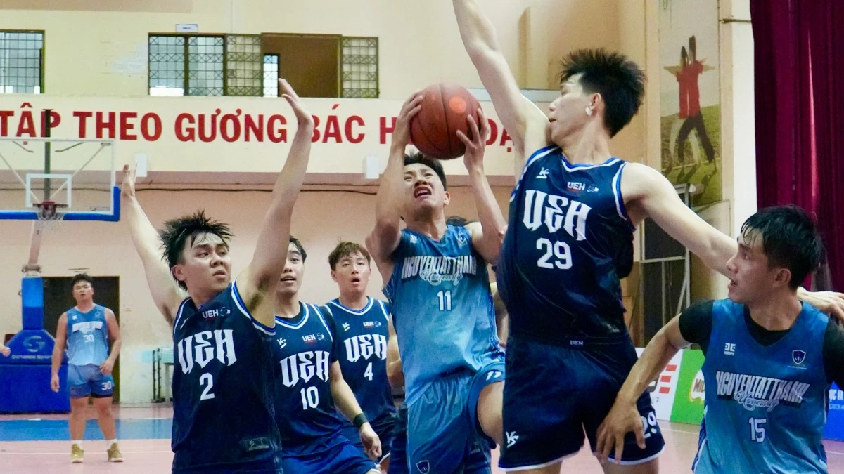 UEH thoát hiểm nghẹt thở ở giây cuối, vào tứ kết NUC 2026 với cách biệt 2 điểm